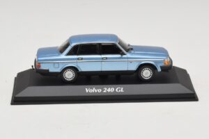 Volvo 240 GL Blue Metallic Maxichamps 1:43 Volvo 240 GL Blue Metallic Maxichamps 1:43 940171400 Diecast