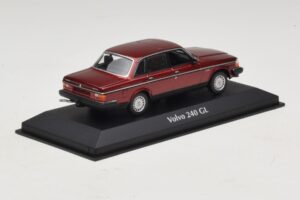 Volvo 240 GL Dark Red Metallic Maxichamps 1:43 940171401 Diecast – slika 2 od 5