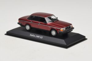 Volvo 240 GL Dark Red Metallic Maxichamps 1:43 940171401 Diecast – slika 3 od 5