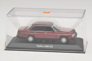Volvo 240 GL Dark Red Metallic Maxichamps 1:43 940171401 Diecast – slika 4 od 5