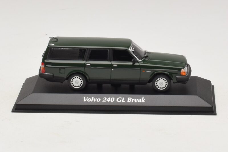 Volvo 240 GL Karavan Temno Zelena Maxichamps 1:43 Volvo 240 GL Karavan Temno Zelena Maxichamps 1:43 940171411 Kovina
